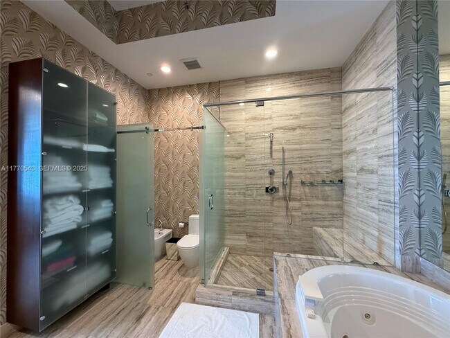 Building Photo - 15811 Collins Ave