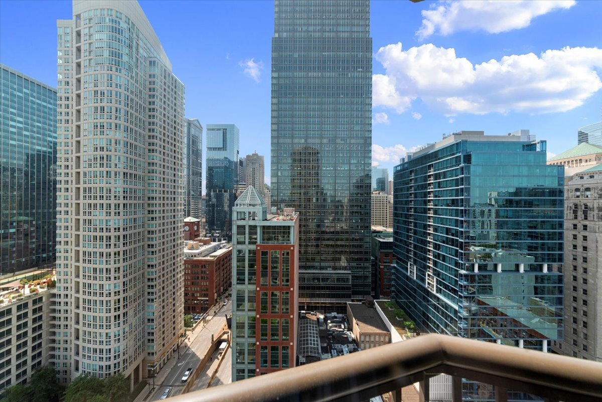 Building Photo - 400 N La Salle Dr