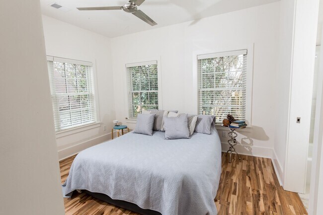 Building Photo - 188L