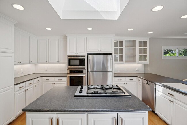 Building Photo - Spacious 3 bed 2 bath Home with Detached 1 bed 1 bath ADU in Los Altos!