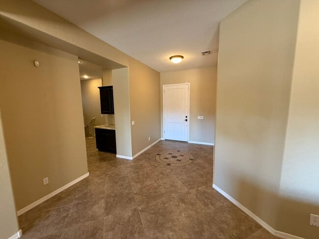 Building Photo - Beautiful 6 Bedroom - 4 Bath w/Private Poo...