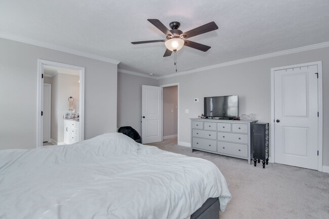 Building Photo - 4 Bedroom 2 Bathroom Two Story Home