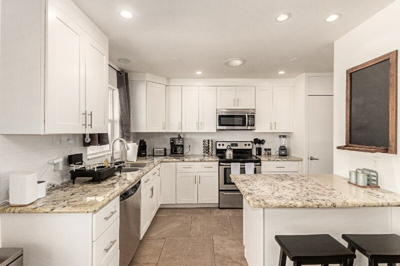 Building Photo - 1328 W 6th St