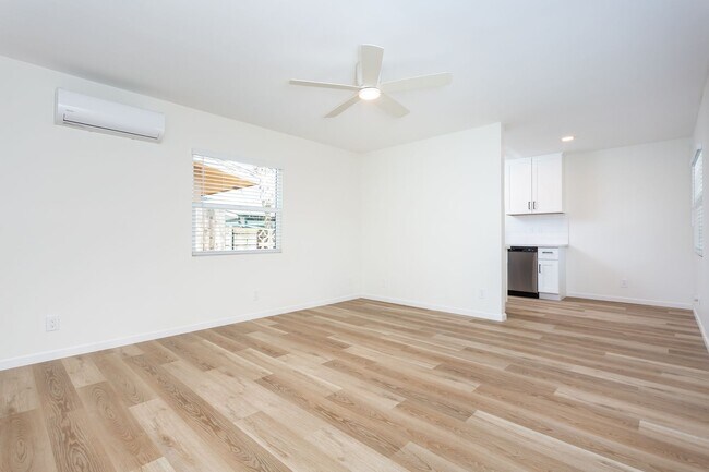 Building Photo - **PRICE REDUCED!** Amazing Renovated 1-BR ...