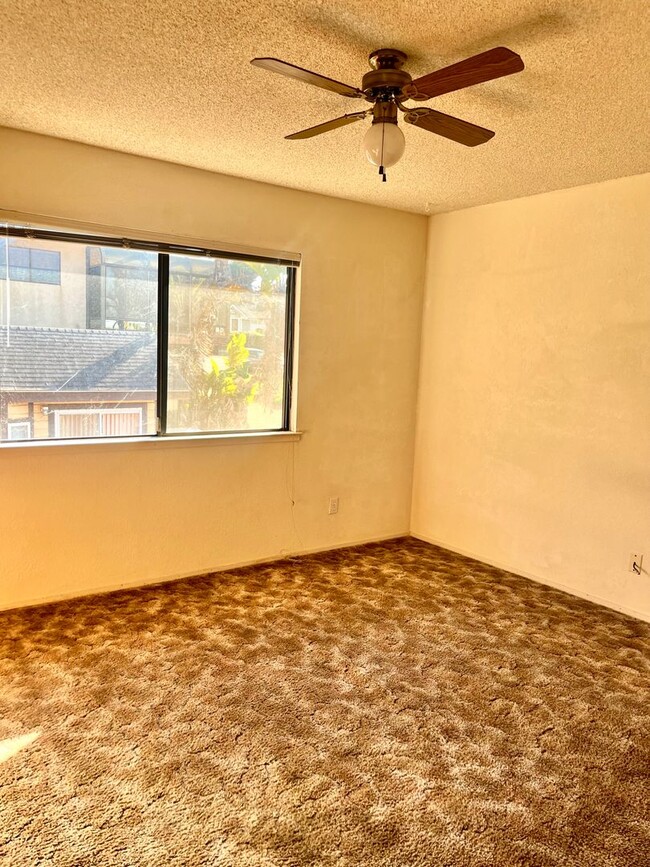 Building Photo - Upstairs 2 bedroom apartment near downtown...