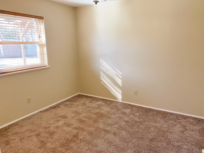 Building Photo - Adorable and Freshly painted Edgecliff Village 3 Bed 2 Bath!!