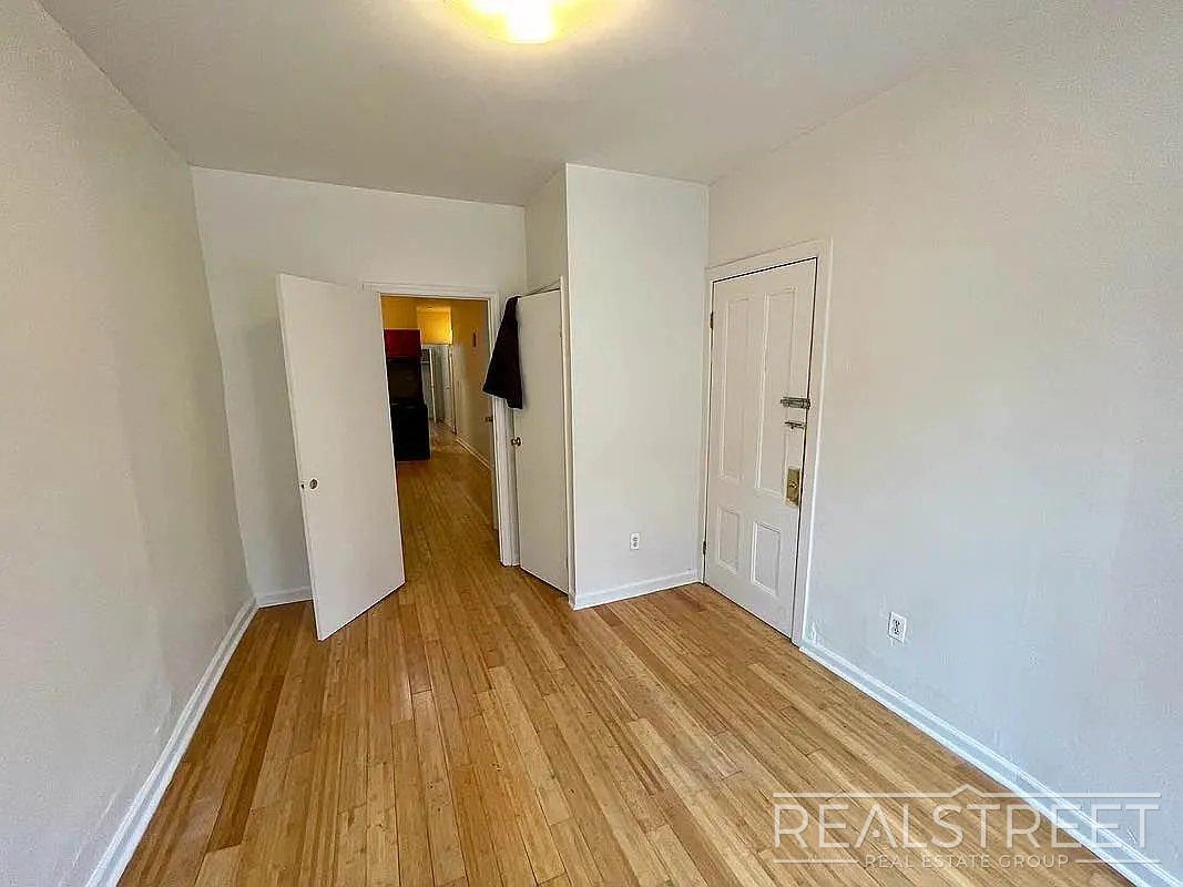 Building Photo - Spacious 3BR Apartment with Backyard Access in Prime Bushwick