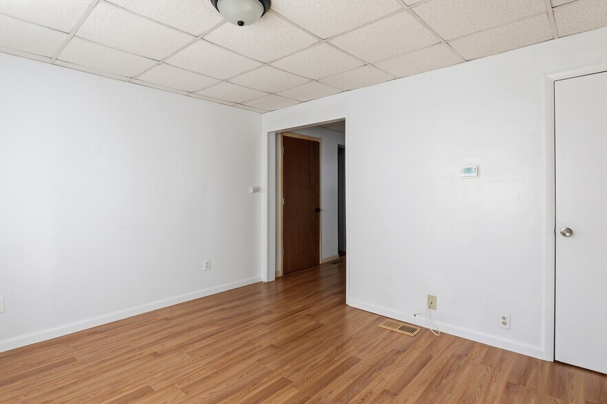 Living room - 216 W William St