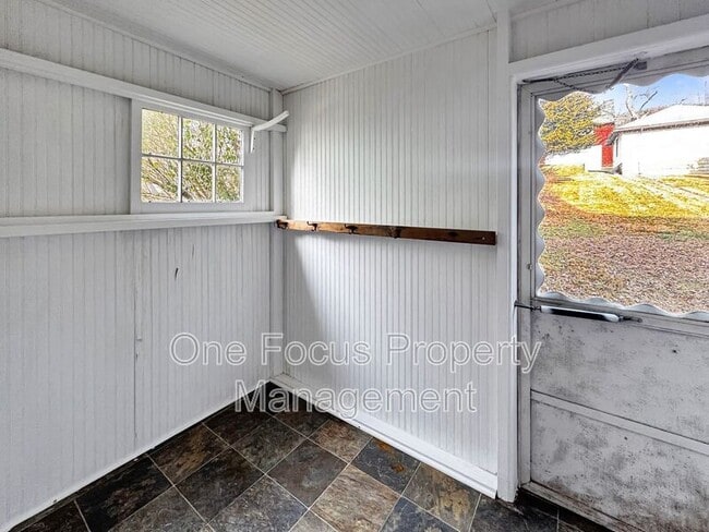 Building Photo - 1014 Louisa St