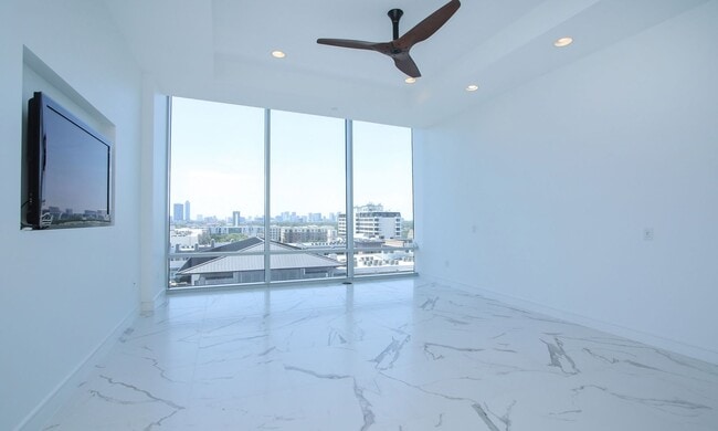 Building Photo - Exquisite Luxury high-rise 2 bedroom, 2bat...