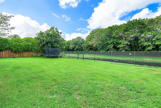 Building Photo - 1252 Raintree Ln