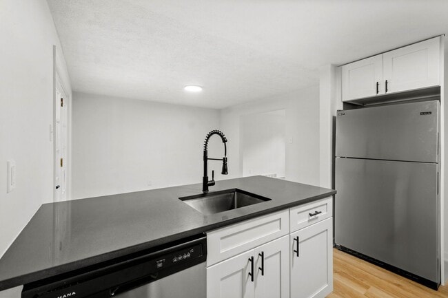 Building Photo - AVAILABLE OCT 1ST!! GORGEOUS 2 BEDROOM HOU...