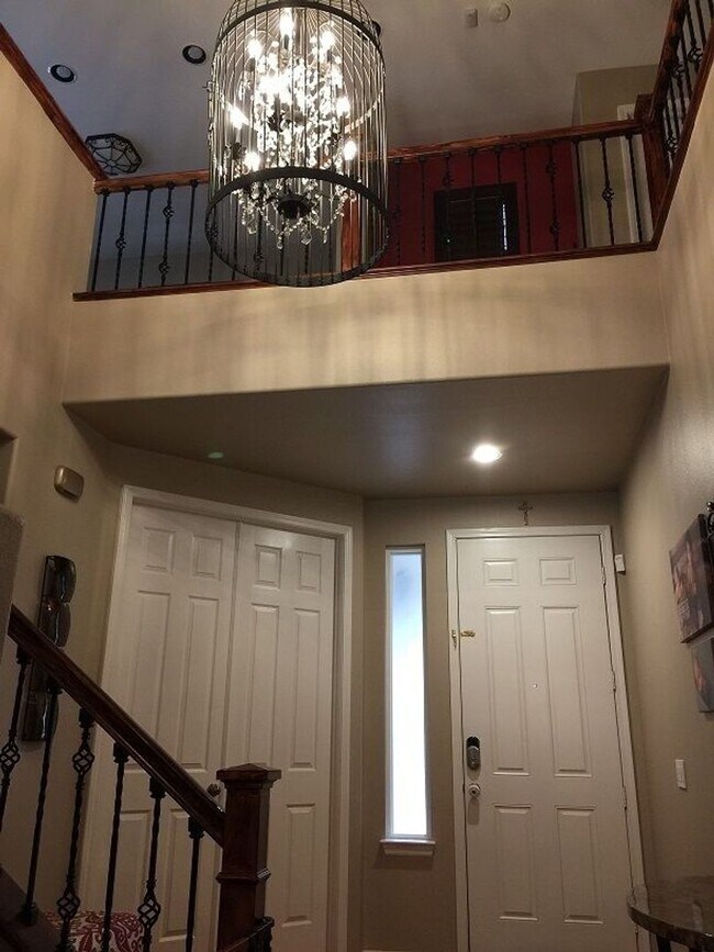 Building Photo - Beautiful House in the Lovely Fair Oaks Ra...