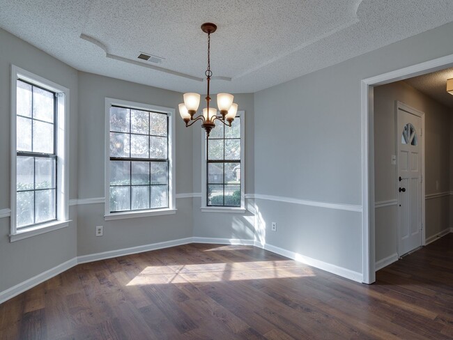 Building Photo - Renovated and Ready for Move In!