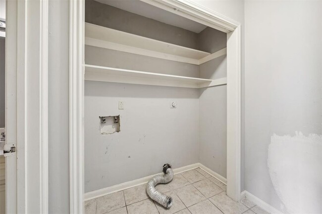 Building Photo - 1841 Sherwood Forest St