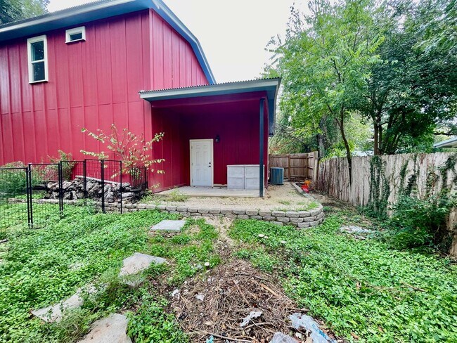 Building Photo - Urban Oasis in San Marcos' Historical District!
