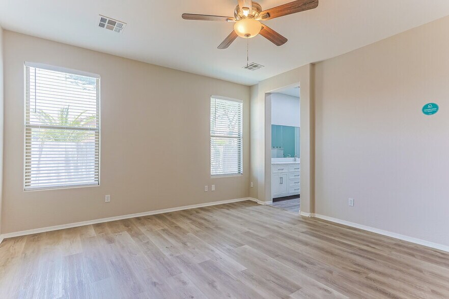 Building Photo - 46186 W Holly Dr