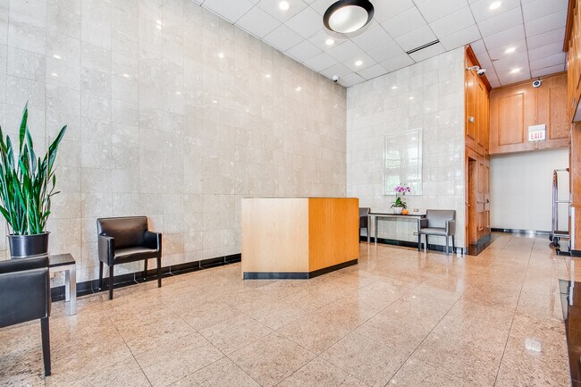 Building Photo - 1540 N La Salle Dr
