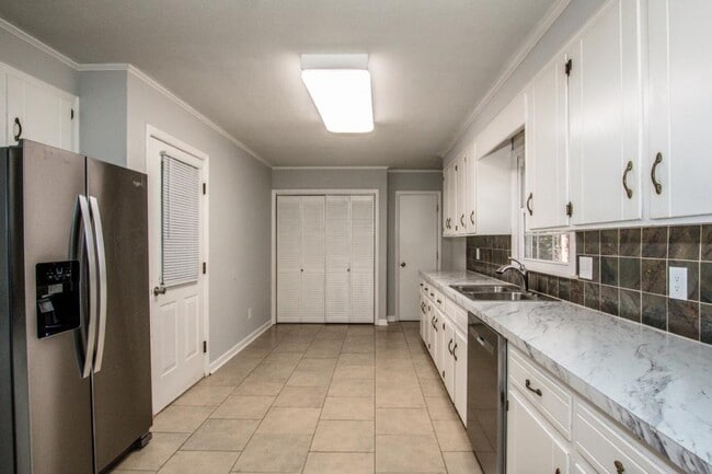 Building Photo - 2089 Rock Springs Cir