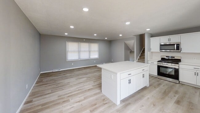 Building Photo - Large Updated 4-Bedroom Home for Rent – Moline