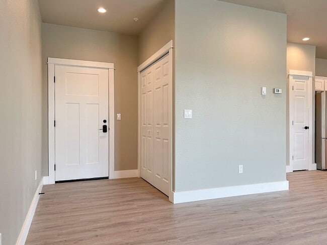 Building Photo - 2 bed/ 1.5 bath in Brand New Soldier Ridge Complex!