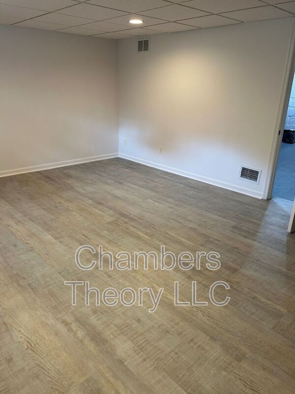 Building Photo - 509 E Luray Ave