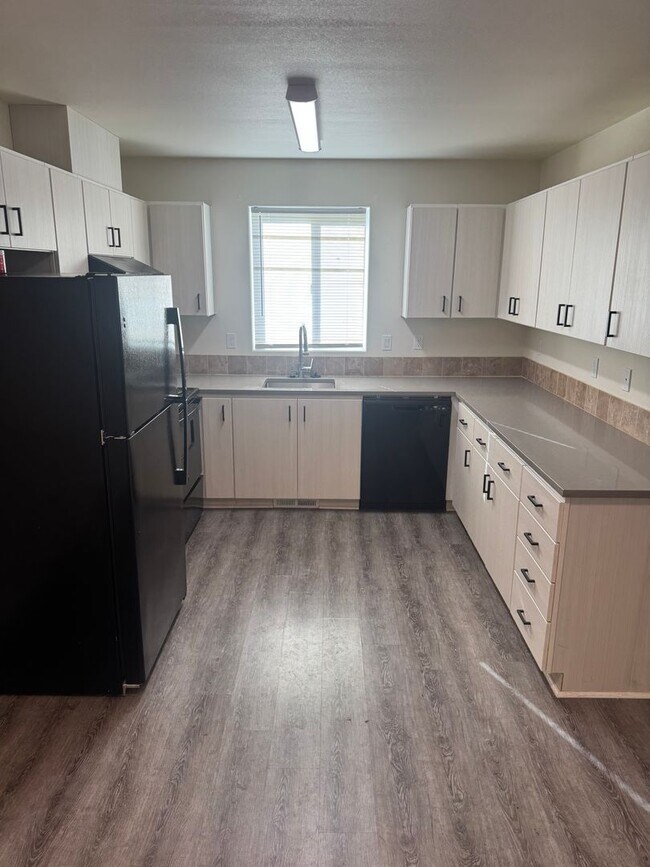 Building Photo - Bres01