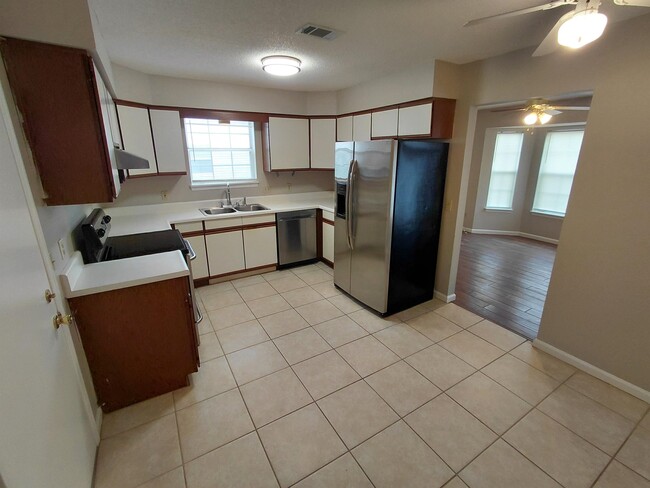 Building Photo - 1347 Lawndale Rd