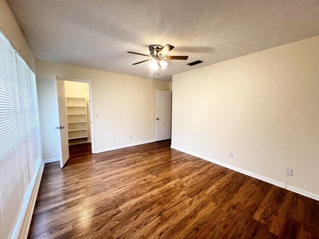 Building Photo - 5391 Golf Course Dr