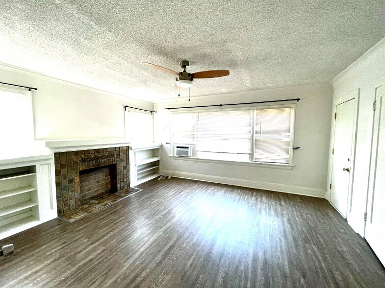 Building Photo - 855 1/2 W 43rd Pl