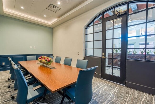 Building Photo - 702 E 11th St