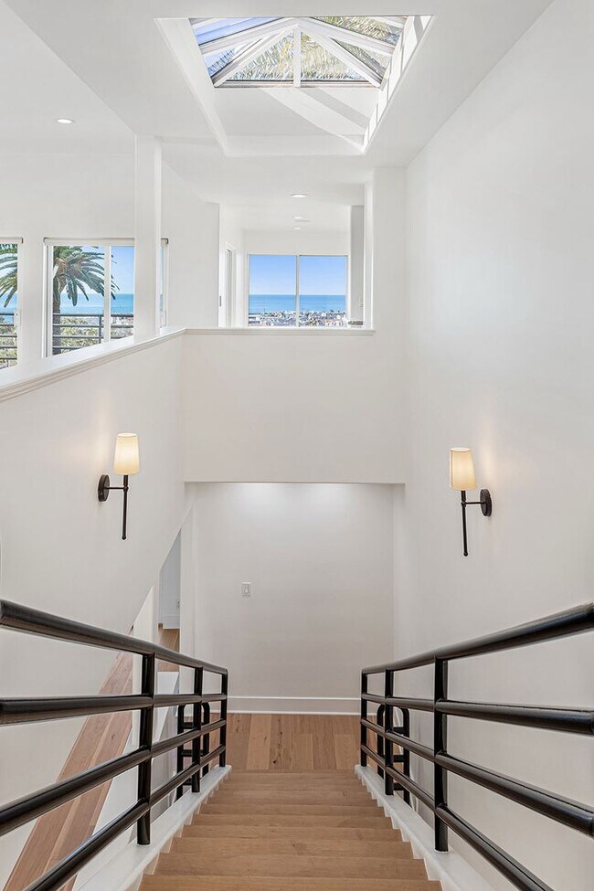 Building Photo - Beautifully Remodeled, 4BR4.5BA Hill Section Home w/ Amazing Panoramic Ocean Views, 3 Decks, Atri...