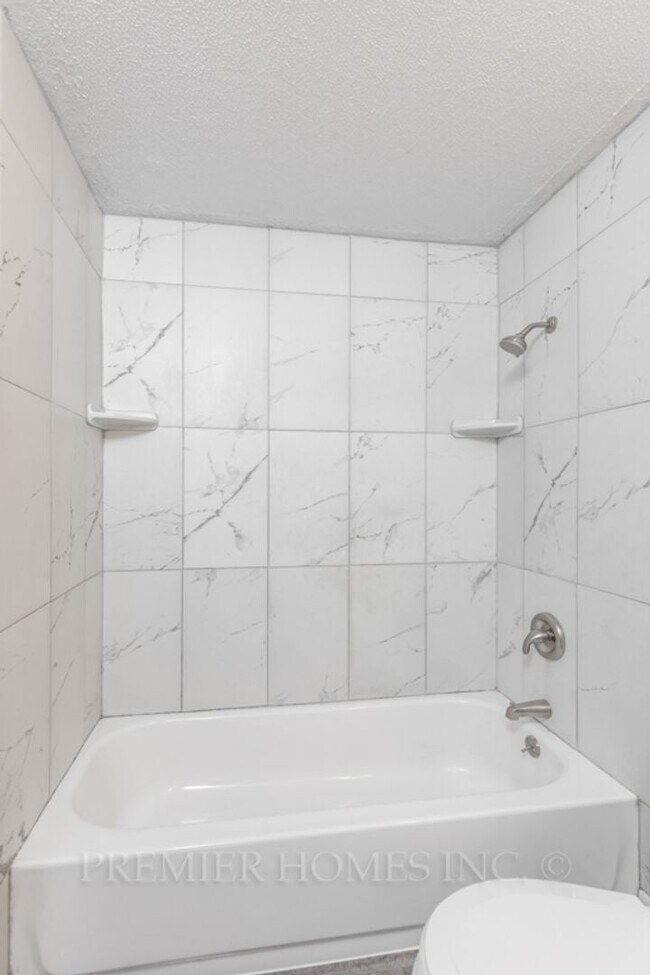 Building Photo - Charming 3-Bedroom Home with Large Fenced ...