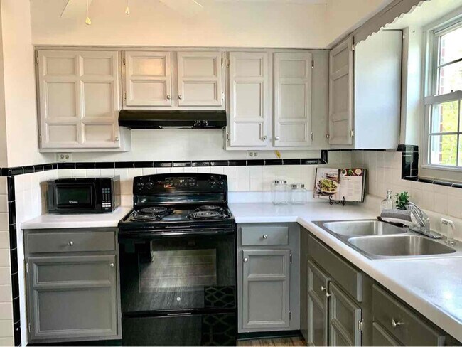 Building Photo - 3845 Biehl Ave