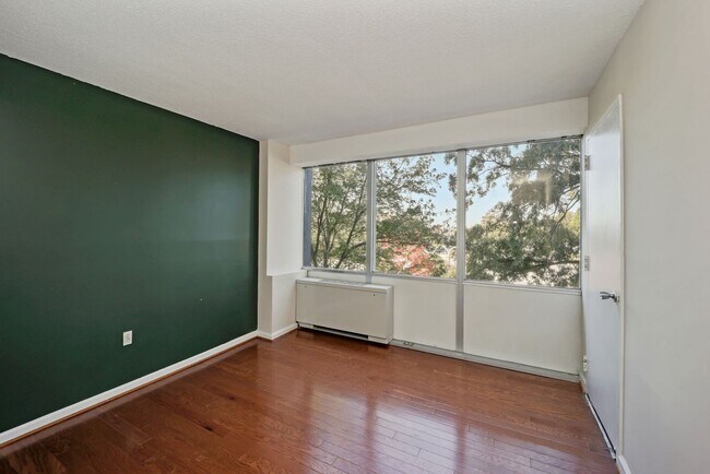 Building Photo - 1 bedroom 1 bathroom Condo in Navy Yard!