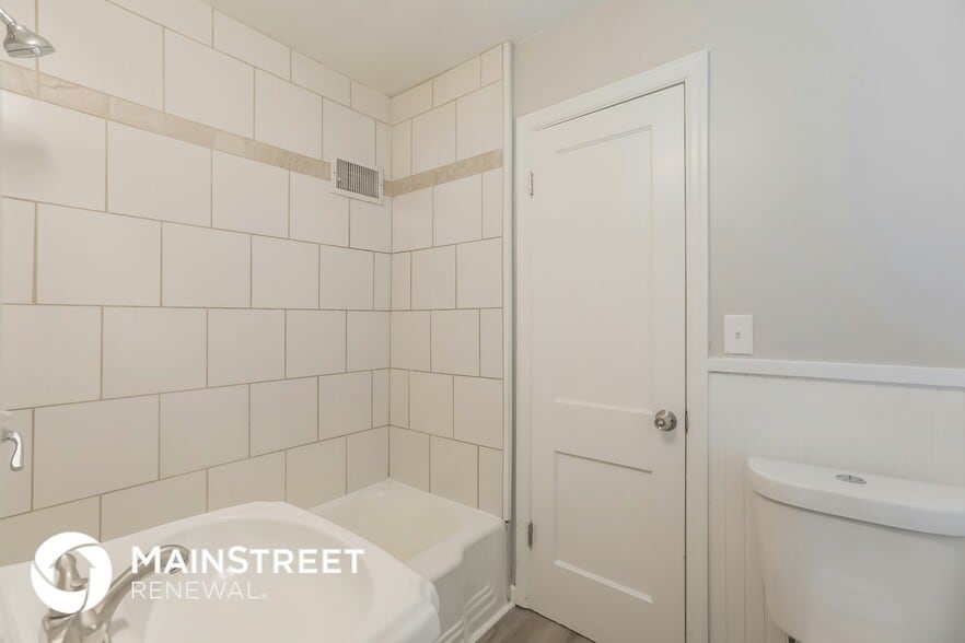 Building Photo - 6201 E Red Bridge Rd