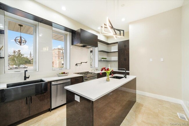 Building Photo - 260 W Main St