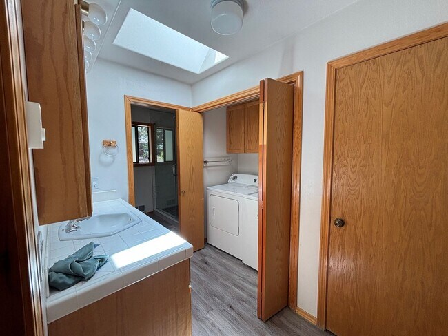 Building Photo - Stunning 3 Bed/ 2.5-Bath Home on the River...