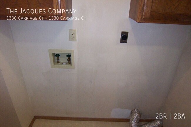 Building Photo - 1330 Carriage Ct