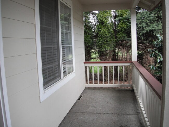 Building Photo - Spacious home and yard ready for you!