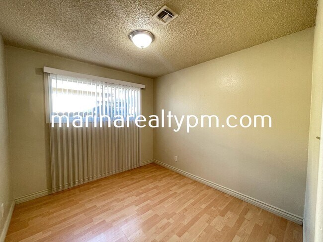 Building Photo - 4 Bedroom 2 Bath Single Family Home