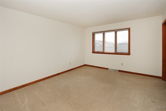 Building Photo - 442 Summerhaven Dr N