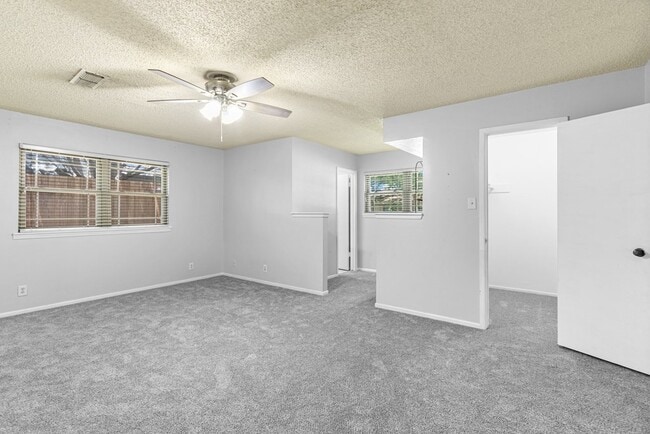 Building Photo - 2405 Emerson Ct