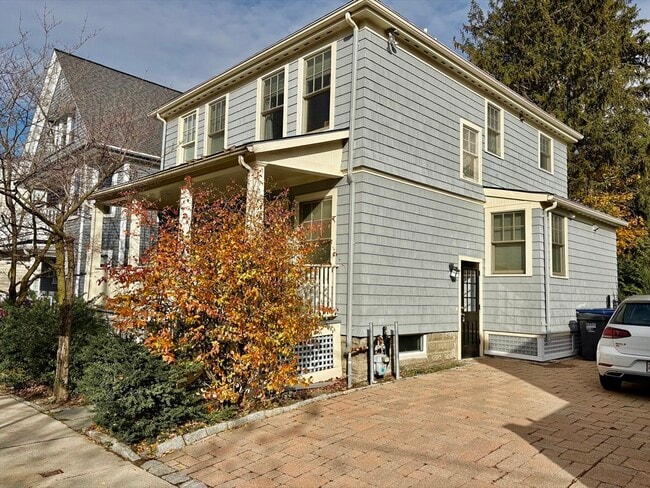 Building Photo - 7 Standish St