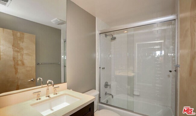Building Photo - 5350 Playa Vista Dr