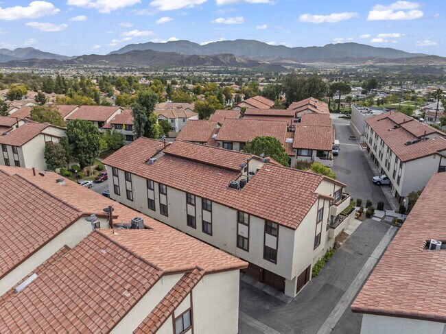 Building Photo - "Charming 2-Bed, 2-Bath Condo Retreat in S...