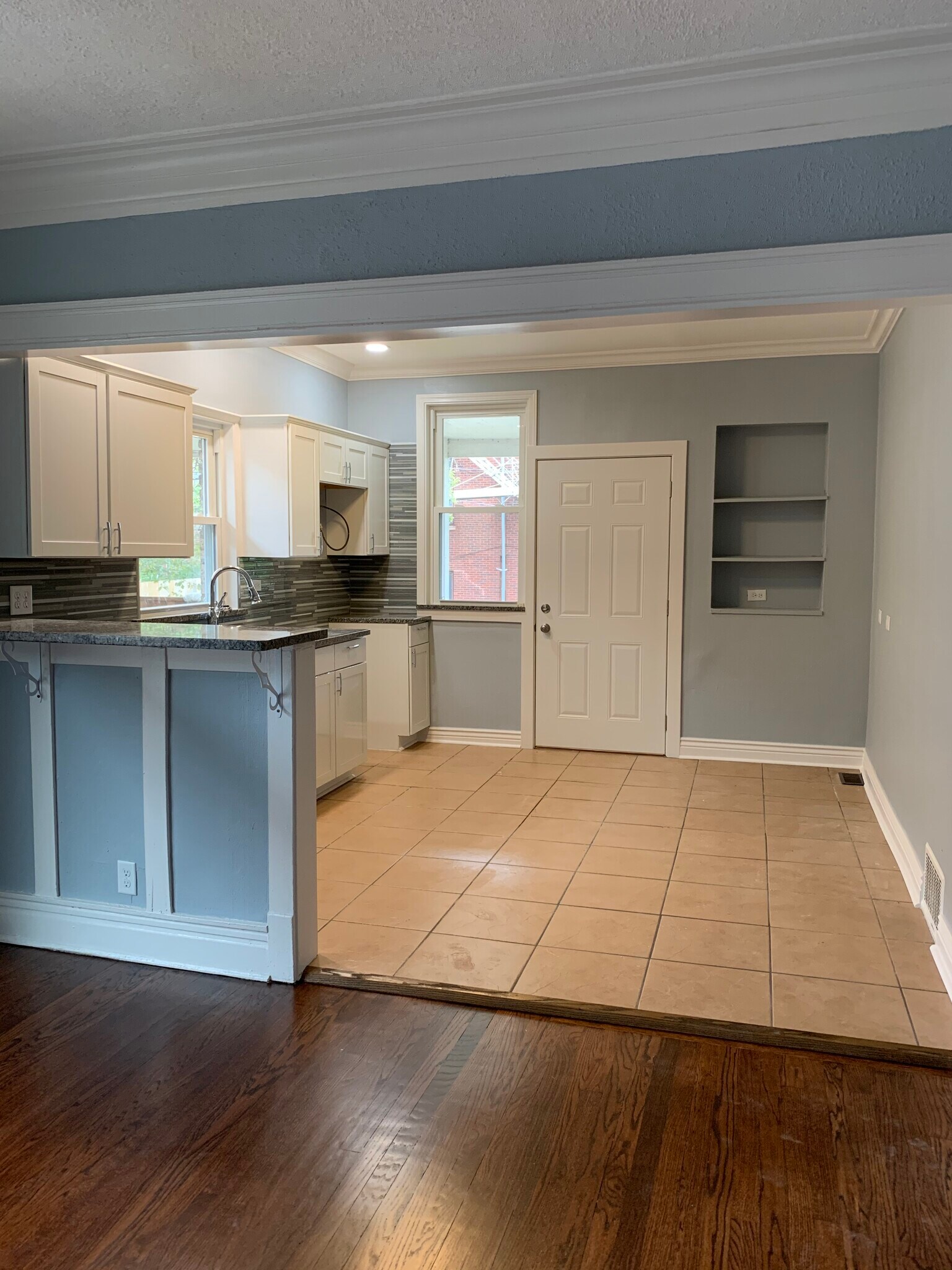 Building Photo - 8109 S Dorchester Ave