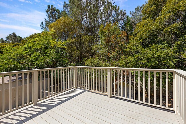 Building Photo - Beautiful Four Bedroom Two Story Home - UT...