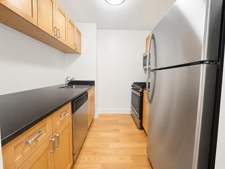 Building Photo - 323 W 96th St