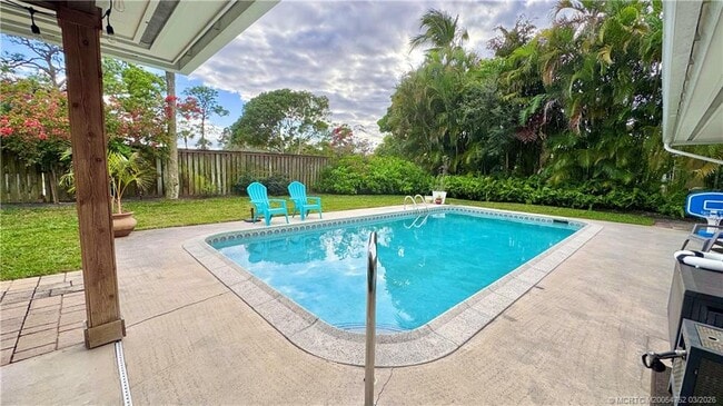 Building Photo - 323 SW Ridge Ln